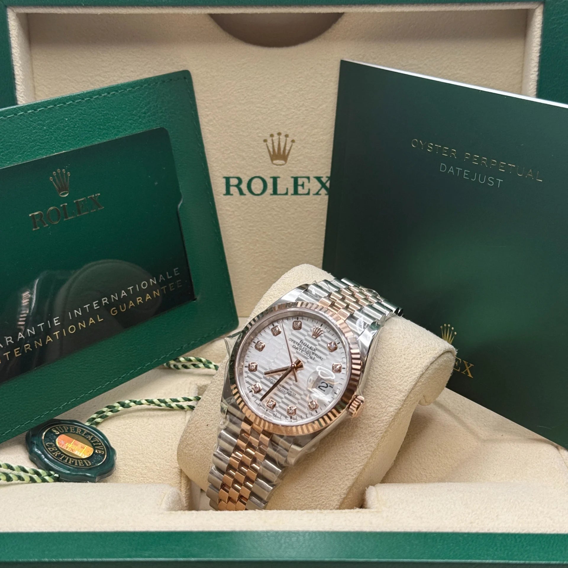Rolex Datejust 36mm 126231 Silver Fluted Motif Dial Oystersteel and Everose gold Bracelet - Image 10