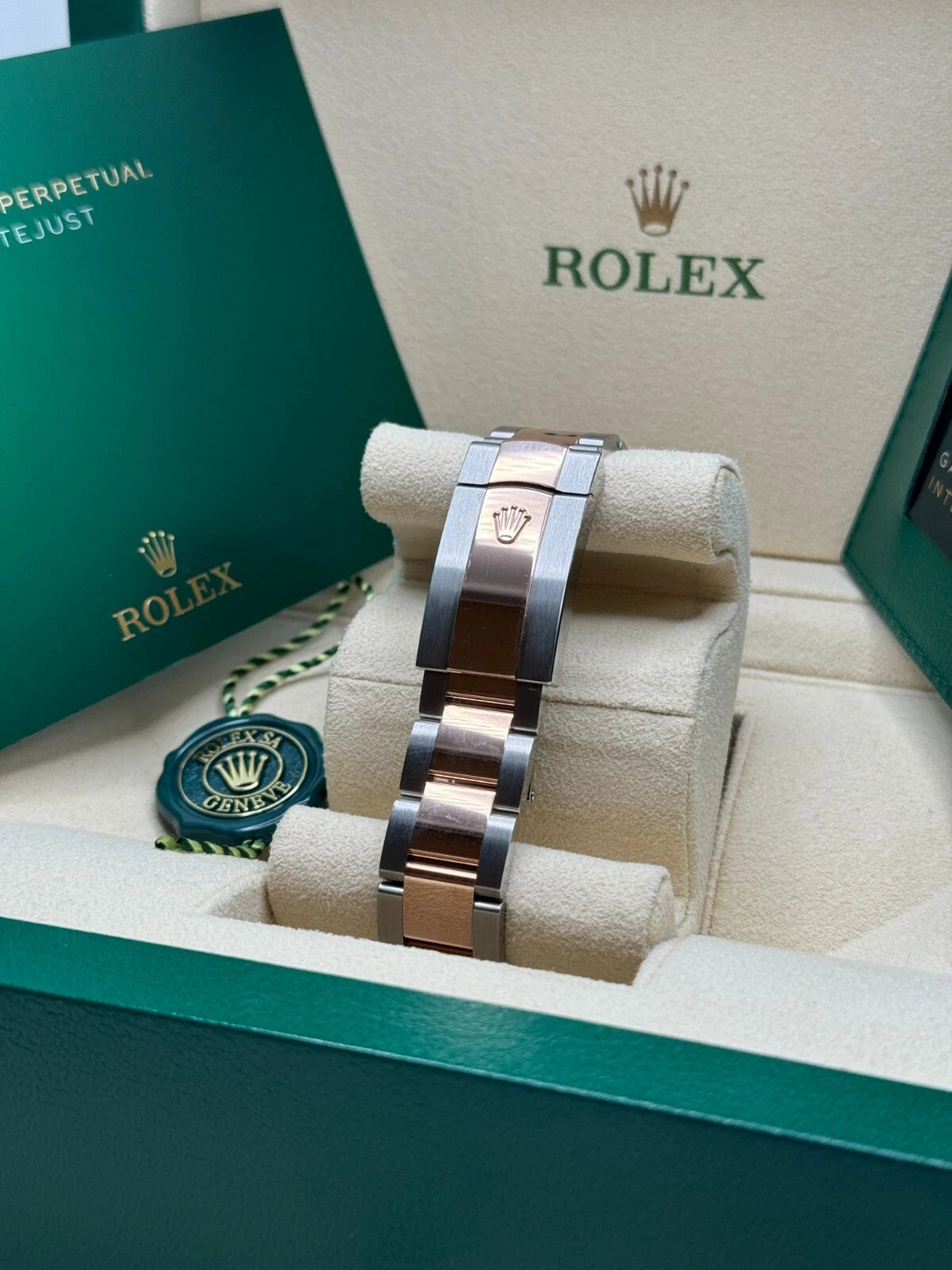 Rolex Datejust 41mm 126331 Silver Fluted Motif Dial Two Tone Stainless Steel & 18K Rose Gold Jubilee Bracelet Men's Watch - Image 11