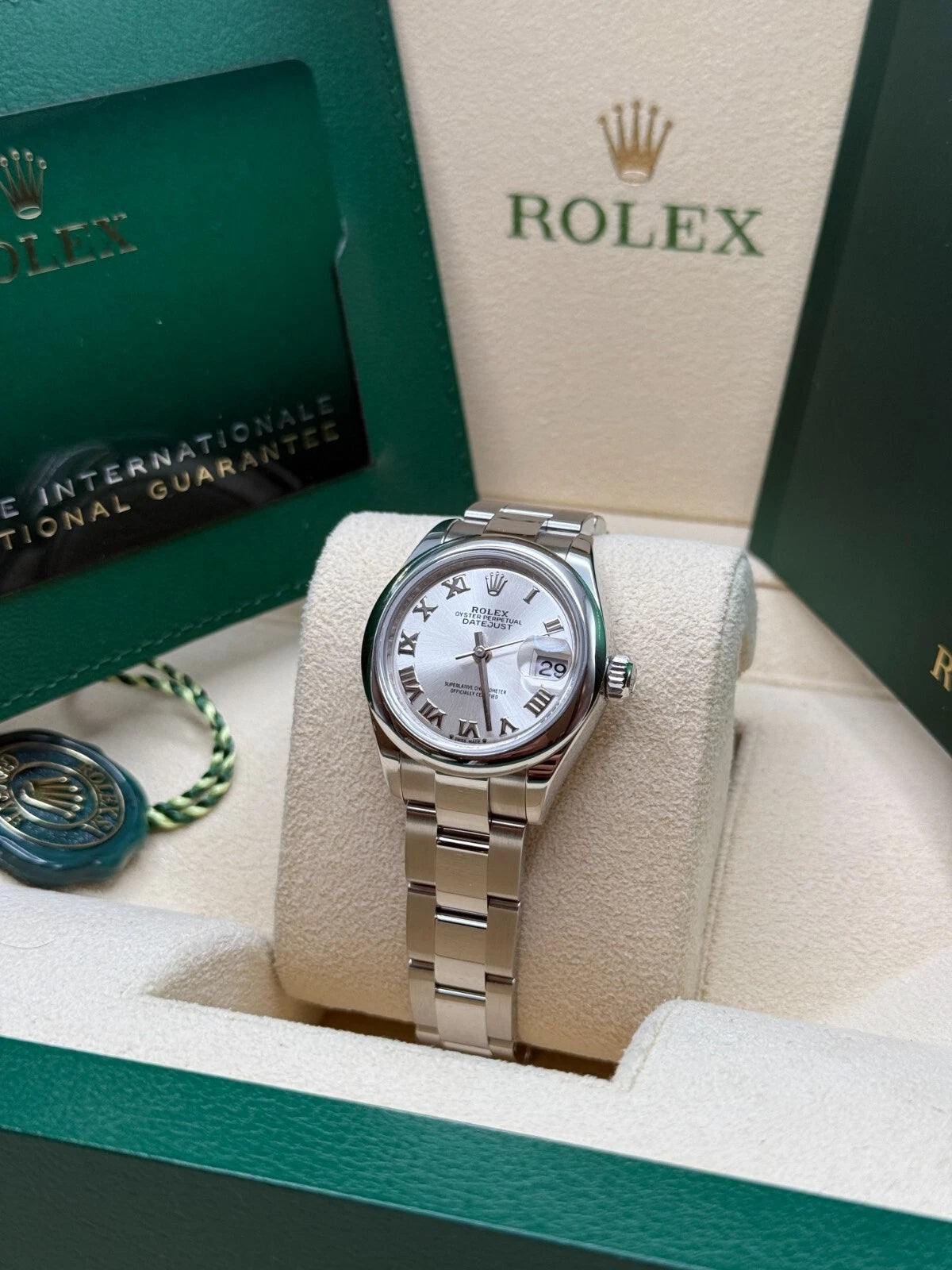 Rolex Lady-Datejust 28mm m279160 Oyster Perpetual Silver Dial Oyster Bracelet - Image 4