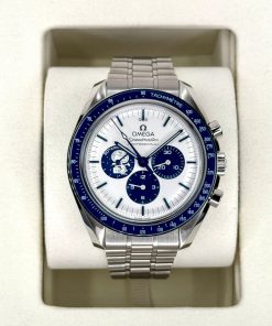 Alternative view of Omega Speedmaster Heritage Models 'Silver Snoopy Award' 50th Anniversary 42mm 310.32.42.50.02.001